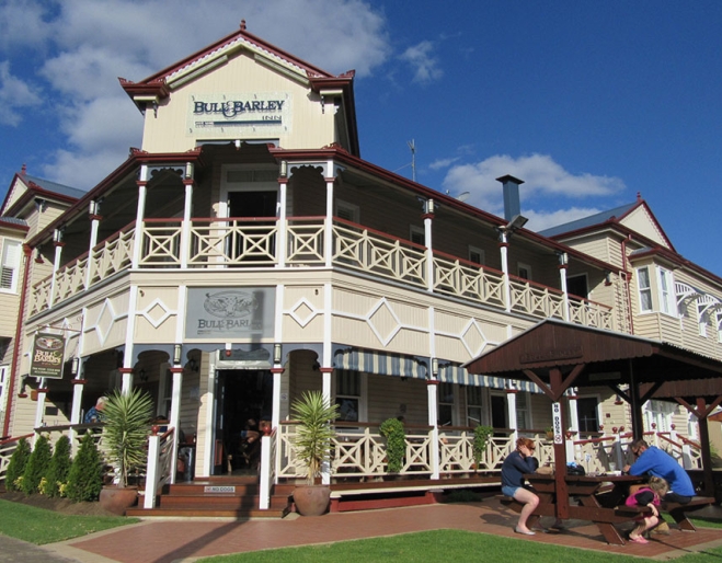 ERxterior facade of The Bull & Barley Inn in Cambooya