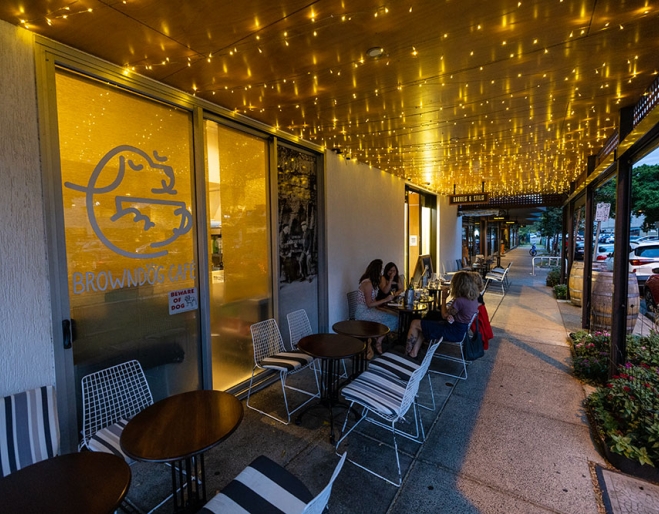 People sitting on tables outside Barrels & Stills Woolloongabba
