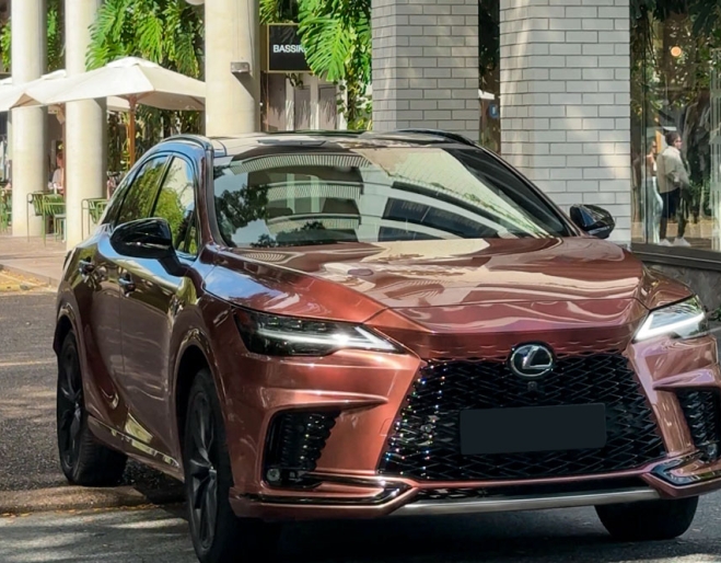 Lexus parked on James St
