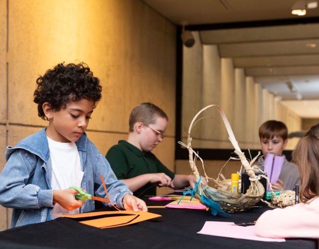 Kids making dilly bags at Qld Museum