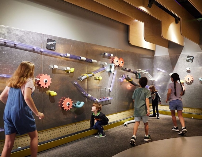 Kids playing in Sparklab