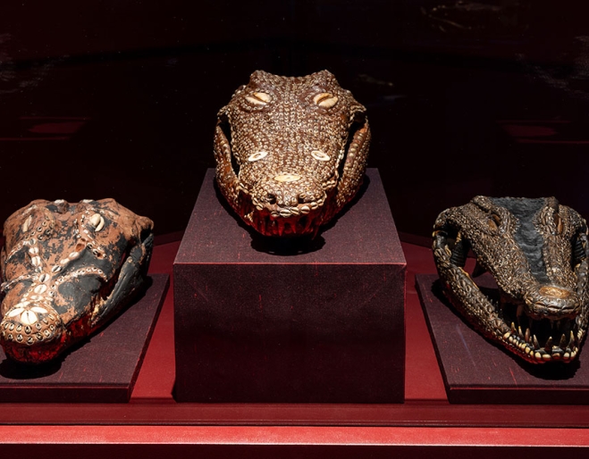 3 crocodile heads on blocks