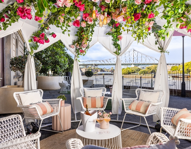 Outside eating area riverviews Rosé Garden Customs House