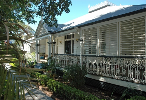 Amity house and back yard on Welsby St New Farm
