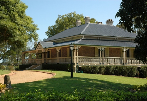 Greylands house and lawns in Indooroopilly