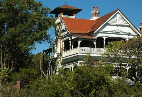 Lamb House surrounded by trees in Kangaroo Point