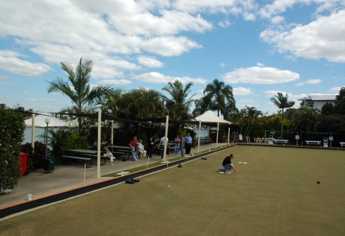 People palying bowls on lawns of Merthyr Bowls Club in New Farm