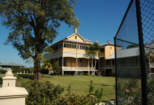 Rhyndarra house and garden with tennis court in Yeronga