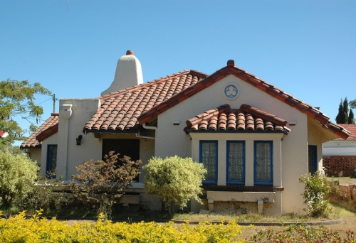 Santa Barbara house facade and garden on Moray St New Farm   (Inner City)