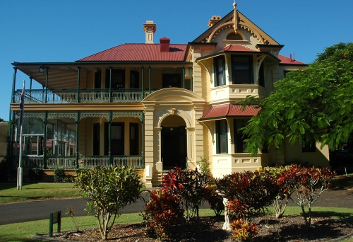 Beth Eden house facade and garden in Graceville