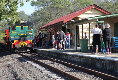 Picnic Train departing Swanbank 