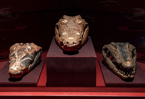3 crocodile heads on blocks