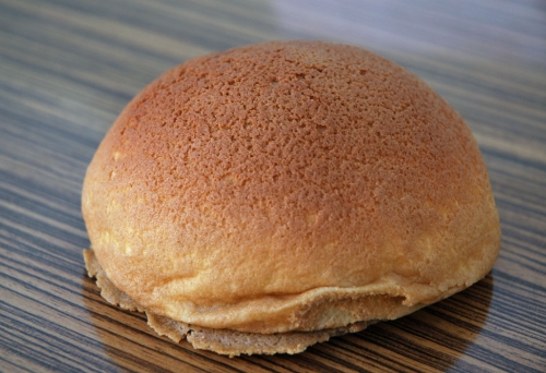 Papp roti bun om table. 