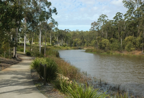 Footpath along crek in Spiringfield Lakes Promenade 