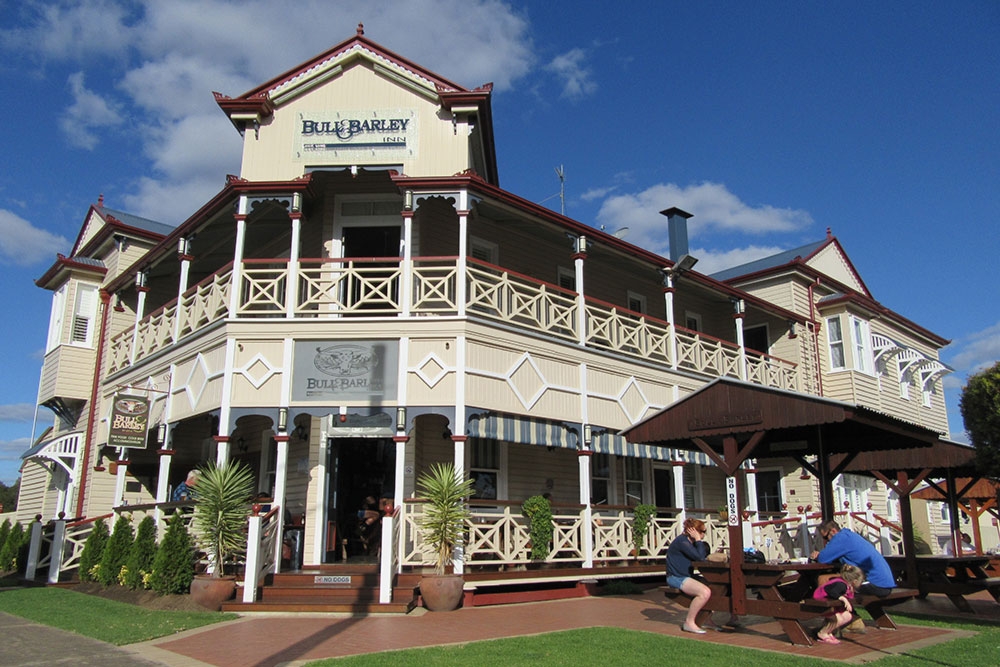 ERxterior facade of The Bull & Barley Inn in Cambooya