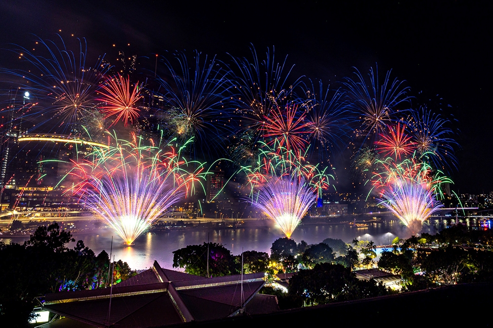 NYE fireworks on the river from Rydges South Bank