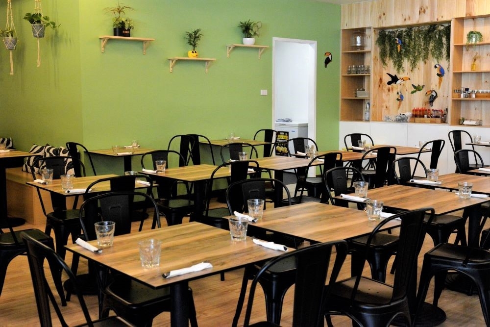 Tables inside O Brasileiro