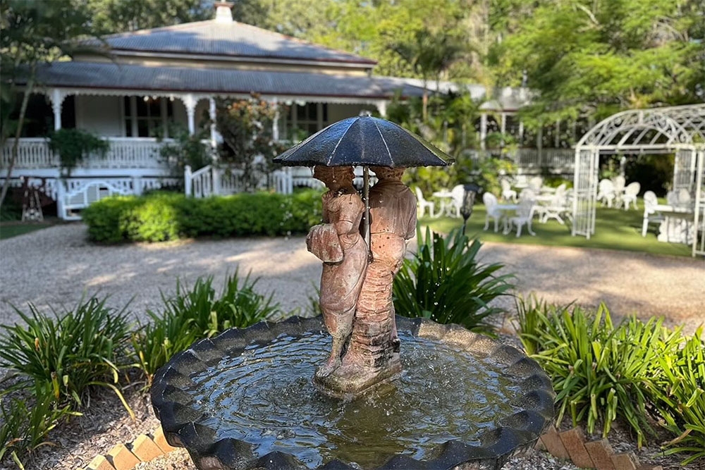 Garden statue in front ot Bonappatea