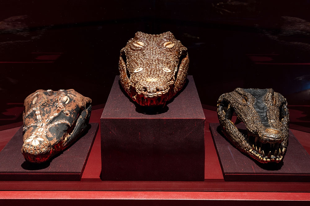 3 crocodile heads on blocks