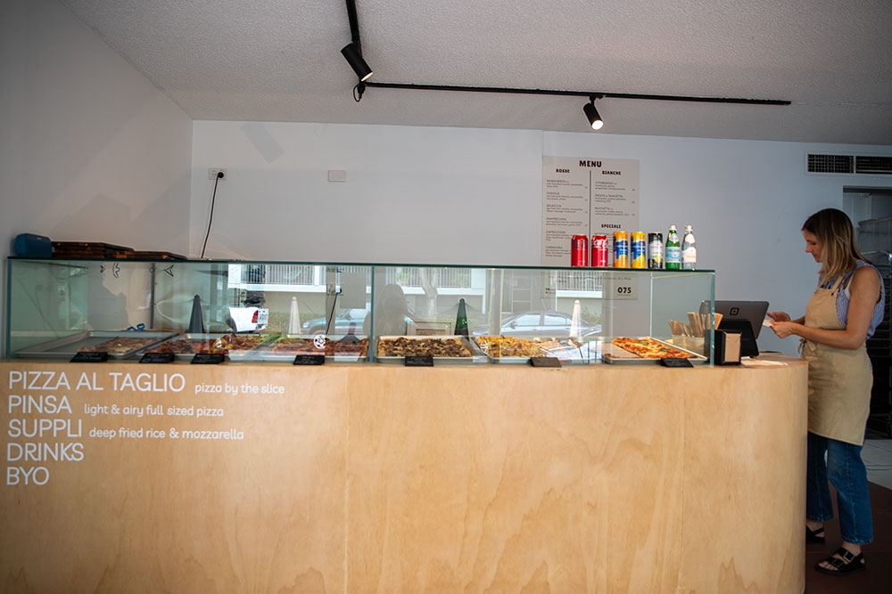 Serving area at 075 Pinsa Romana