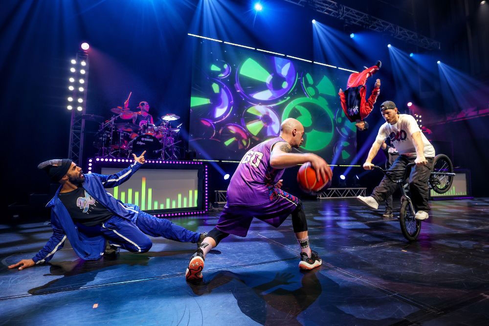 3Performers on stage 60-ALLSTARS