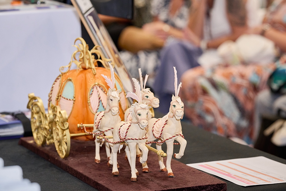 Amazing realistic horse & pumpking carriage cake