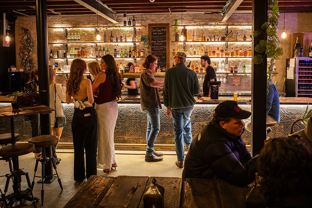 People inside Bar Mesopotamia Milton