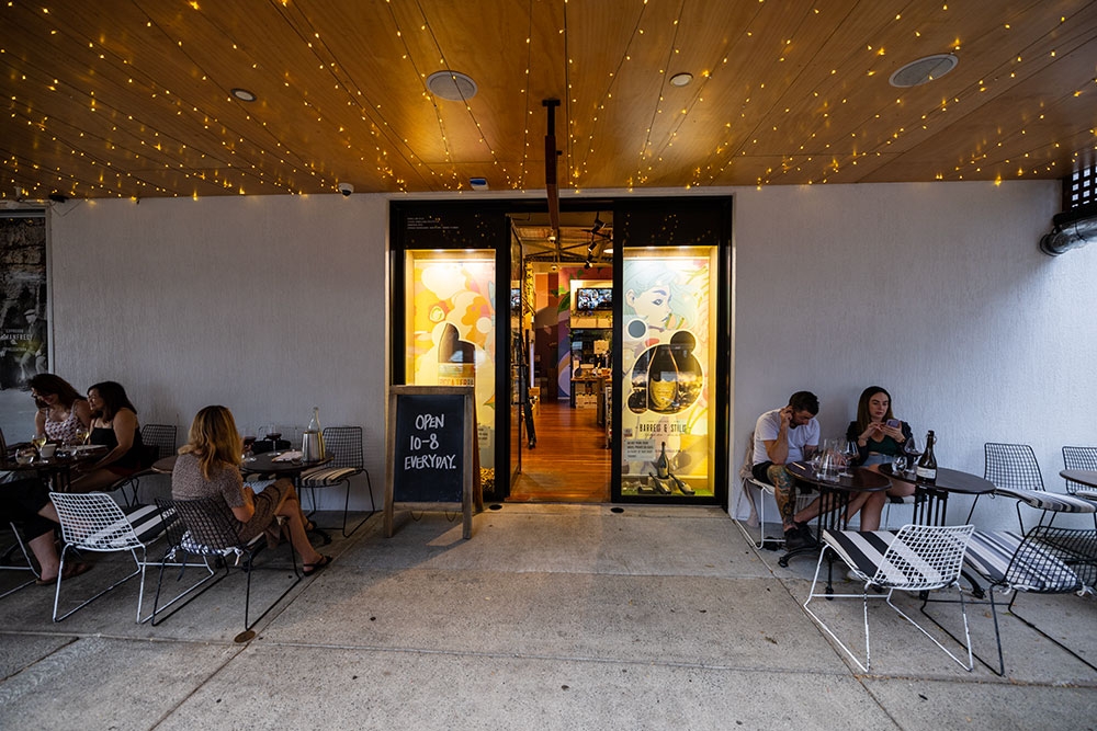 People sitting on tables outside Barrels & Stills Woolloongabba