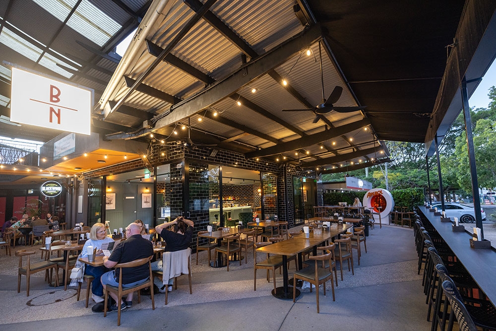 Exterior terrace dining at BoscoNero Mitchelton