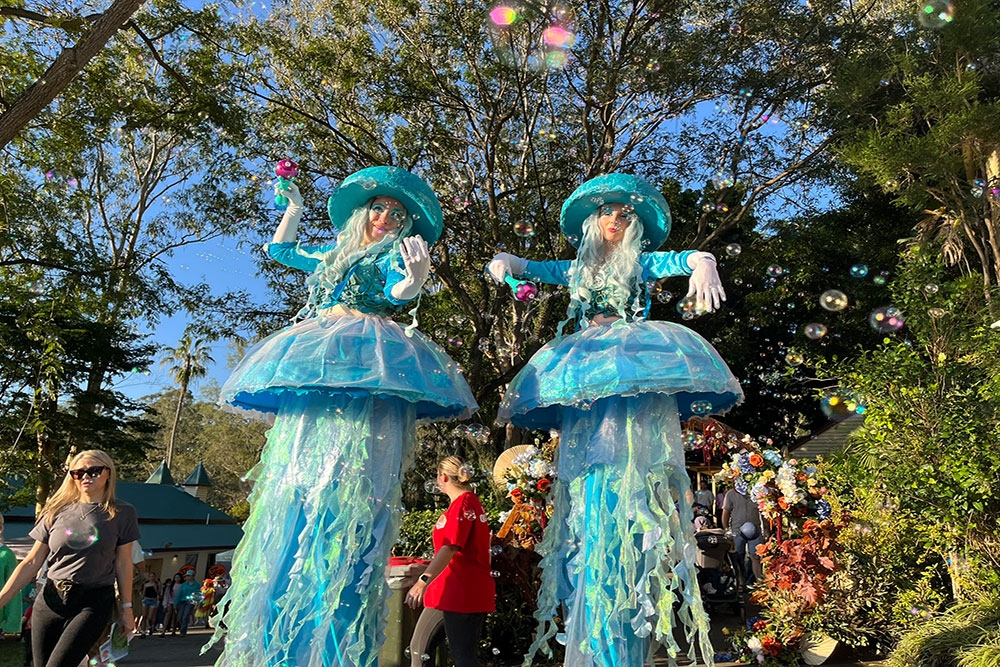 Brookfield-Show-roving-entertainers