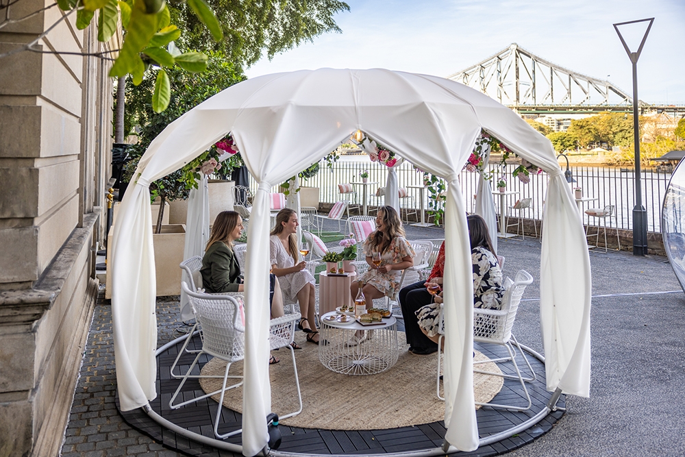 Outside eating area riverviews Rosé Garden Customs House