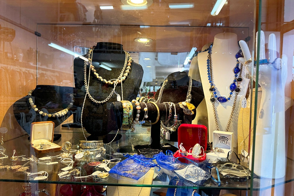 Lifeline Shop, Maleny, Sunshine Coast Hinterland, Queensland, op shop, thrifting, preloved clothing, discount manchester, charity donations 