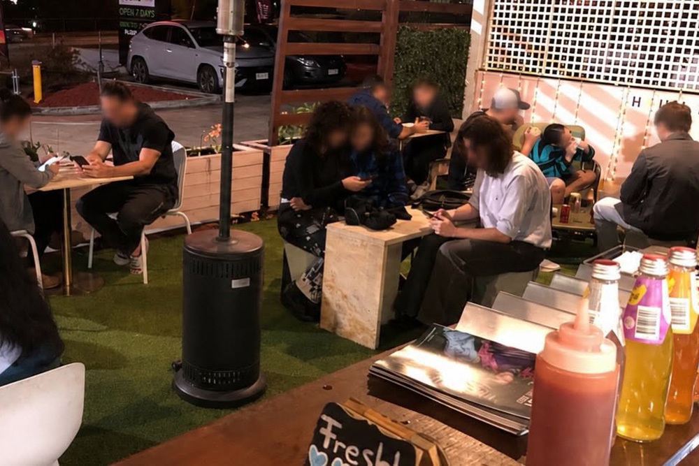 people in beer garden Mini-Fritz