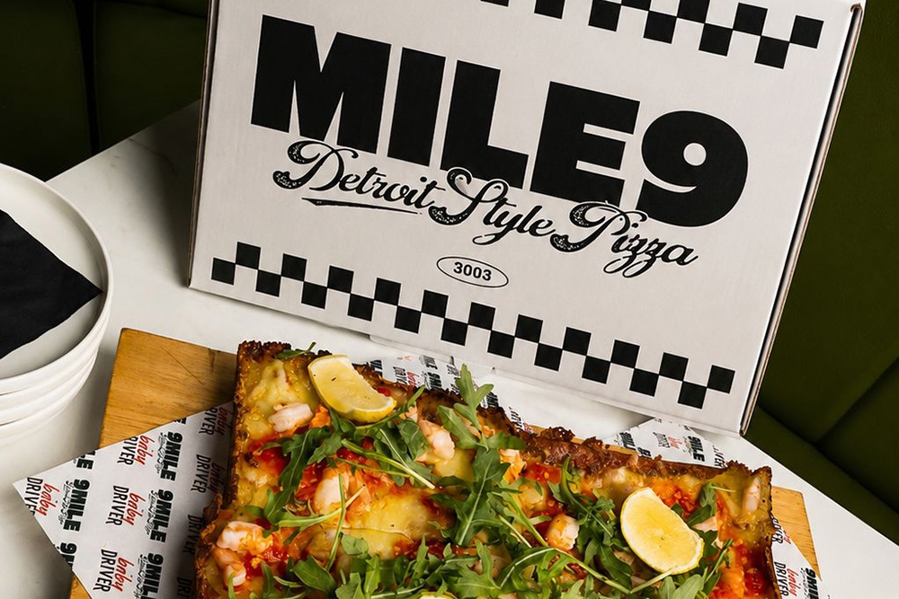 Mile9 Pizza box and pizza