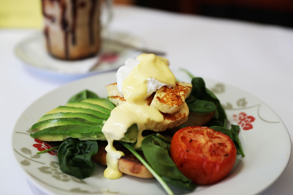 Eggs Benedict with halloumi on a plate at Nash Gallery & Cafe, Esk, Queensland