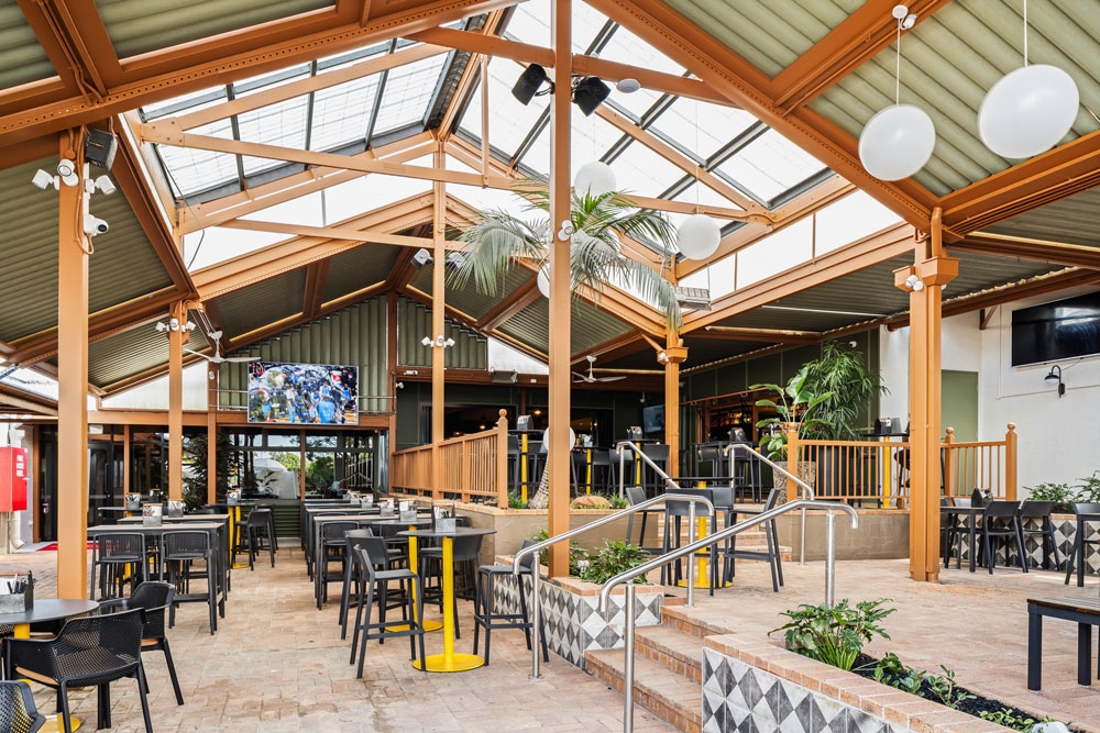 Alfresco area, Newnham Hotel Mount Gravatt 