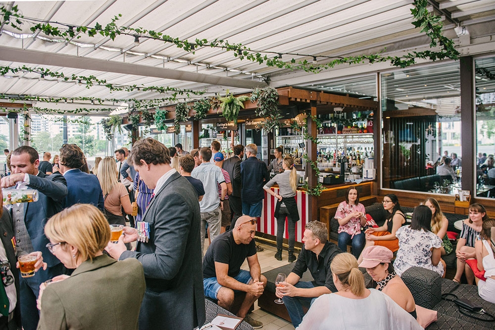 Regatta Hotel, Toowong