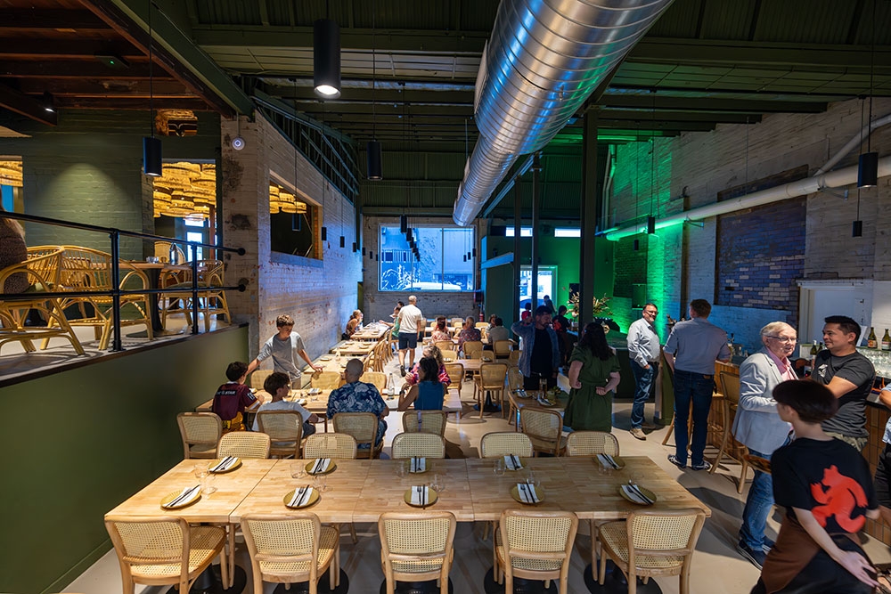 People seated at table in Rừng Brisbane