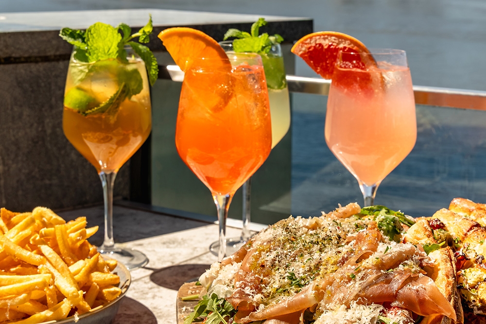 Cocktails and food 