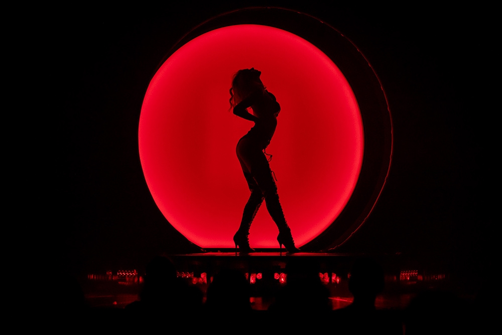 Performer on stage at Blanc de Blanc Encore