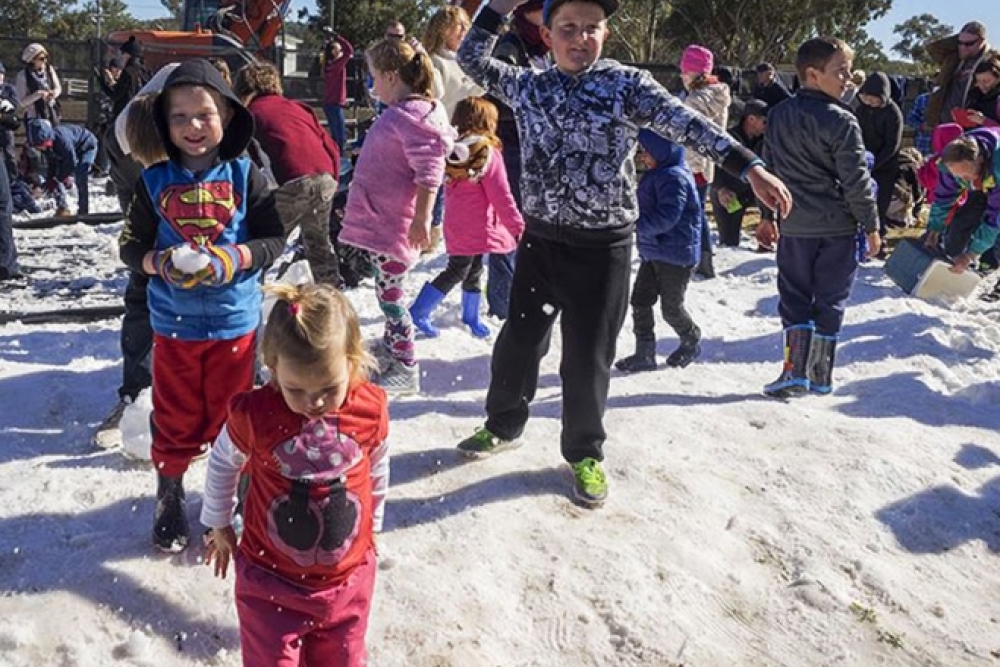 kids throwing snowballs Snowflakes in Stanthorpe
