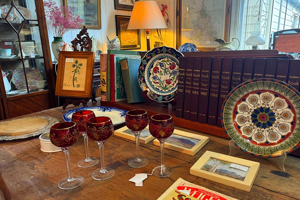 Sherwood Bazaar Antiques, Oxley Road, Brisbane, vintage, collectables, hidden treasures, mahogany, art deco, art nouveau, French oak, vintage furniture, Willow pattern, crockery