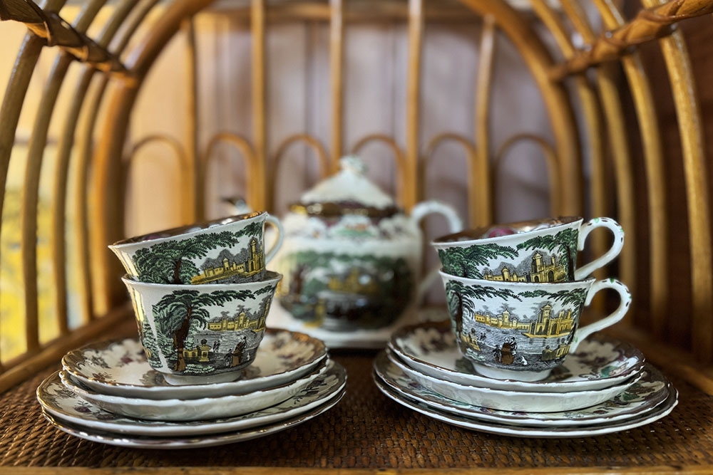Sherwood Bazaar Antiques, Oxley Road, Brisbane, vintage, collectables, hidden treasures, mahogany, art deco, art nouveau, French oak, vintage furniture, Willow pattern, crockery
