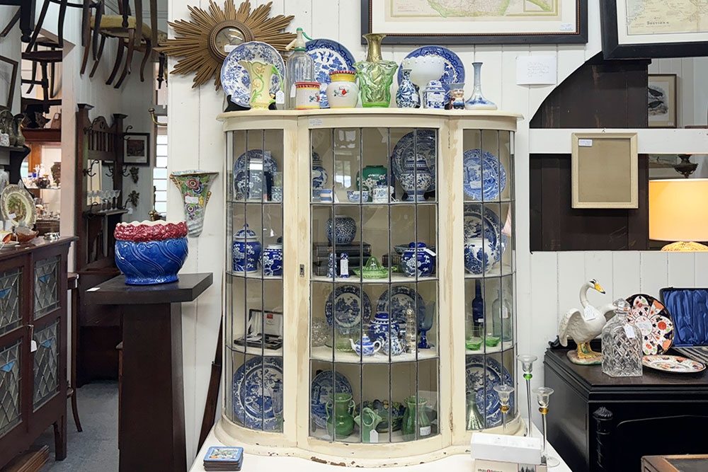Sherwood Bazaar Antiques, Oxley Road, Brisbane, vintage, collectables, hidden treasures, mahogany, art deco, art nouveau, French oak, vintage furniture, Willow pattern, crockery