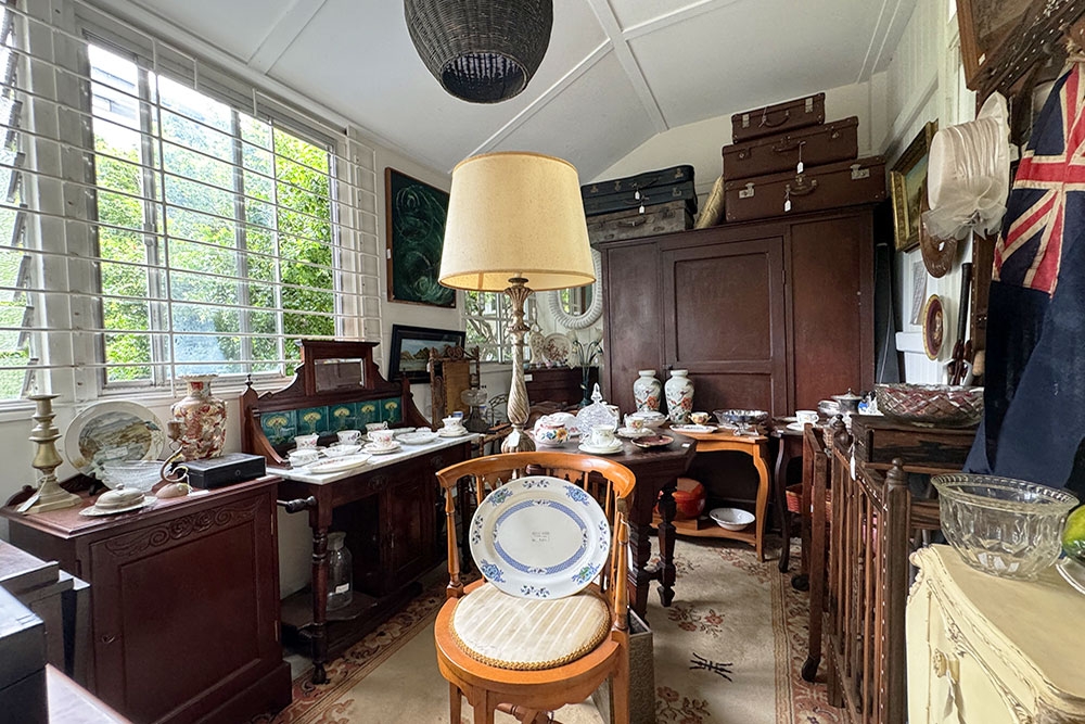 Sherwood Bazaar Antiques, Oxley Road, Brisbane, vintage, collectables, hidden treasures, mahogany, art deco, art nouveau, French oak, vintage furniture, Willow pattern, crockery