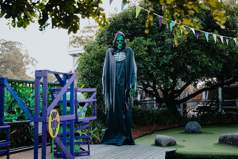 Scary skeleton Spooky Putt Putt 