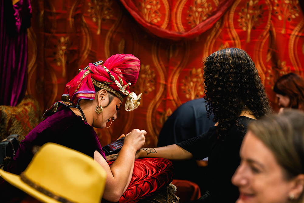 A lady doing henna 