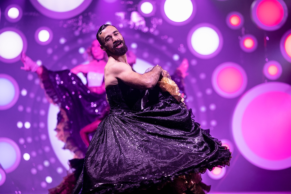 Performer on stage at Blanc de Blanc Encore