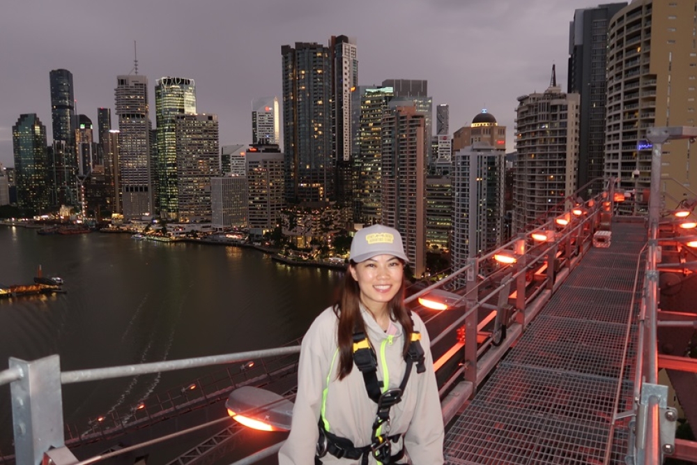 Night climber Story Bridge