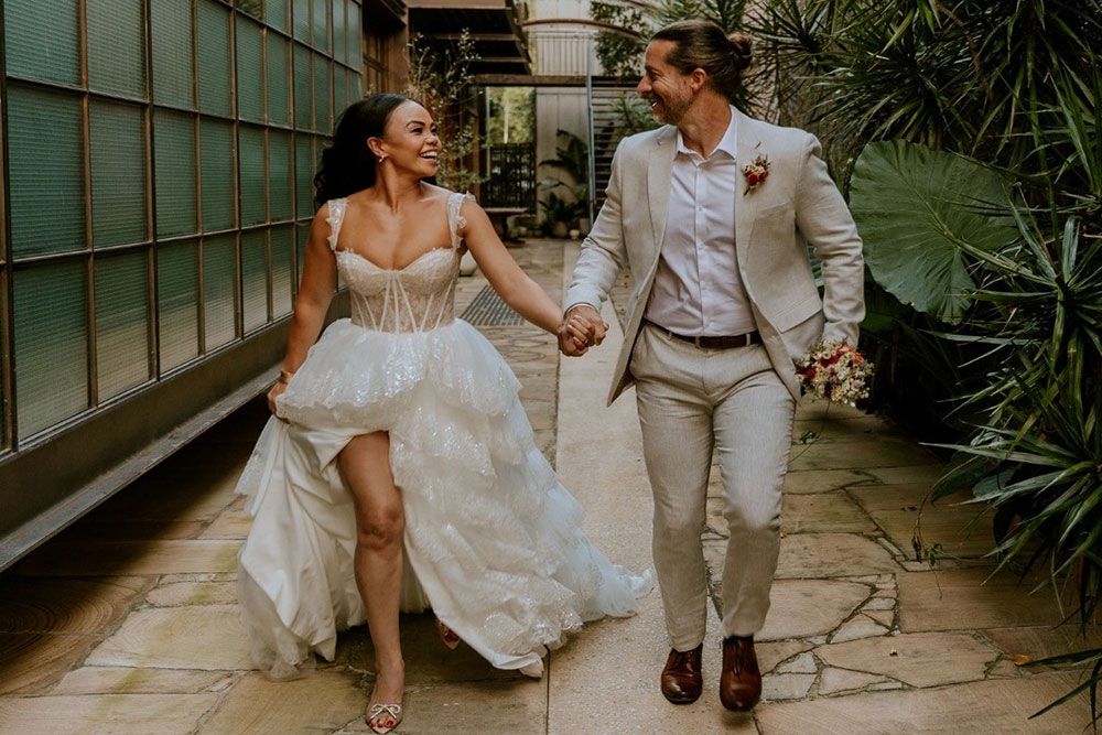 wedding couple in laneway